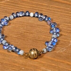 Blue & White Glass Bead Bracelet Magnetic Gold Clasp